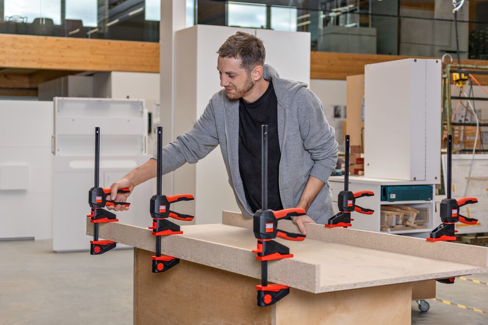 One-handed clamps